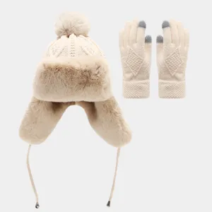Set cappello trapper in maglia invernale beige e guanti touchscreen per dettagli.