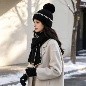 Vista detallada del conjunto de invierno de punto con gorro de costuras contrastantes y bufanda.