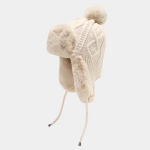Cappello invernale in maglia beige con pon pon soffici e paraorecchie caldi per il freddo.