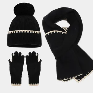 Detalle del conjunto de invierno de punto con gorro, bufanda y guantes sin dedos negros.