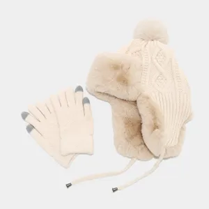 Accogliente set di berretto da cacciatore in maglia beige e guanti touch per l'inverno.