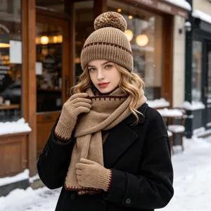 Conjunto de invierno de punto con gorro de pompón, bufanda larga y guantes cálidos.