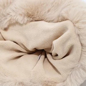 Dettaglio del cappello invernale caldo, con morbida fodera in pile e rifinitura in pelliccia.