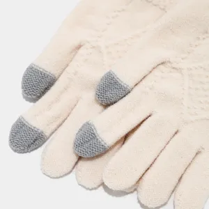 Primo piano di guanti invernali in maglia calda con dita touchscreen in beige e grigio.