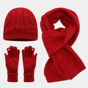 Conjunto de gorro bufanda guantes de punto rojo tres piezas accesorios invierno detalle