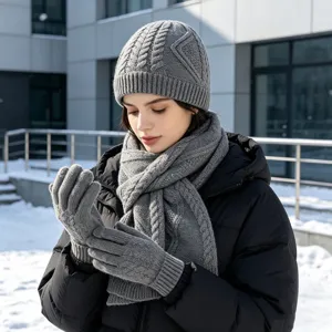 Conjunto de gorro bufanda y guantes de invierno en punto gris usado por modelo.