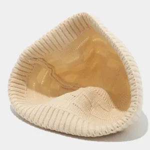 Close-up van binnenkant beige gebreide muts, warme wolaandacht en docker muts design.