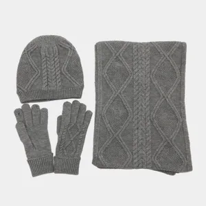 Conjunto de invierno gris de punto con gorro, bufanda y guantes con clásico patrón de cable.