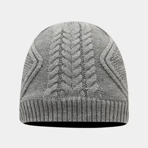 Vista detallada de gorro de punto de ochos gris, gorro de invierno cálido y suave para el frío.