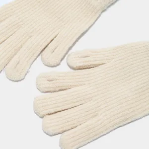 Primer plano detallado de guantes de punto sin dedos, textura acanalada de invierno.