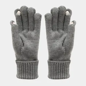 Primer plano de guantes de punto grises con diseño sin dedos y puños acanalados.