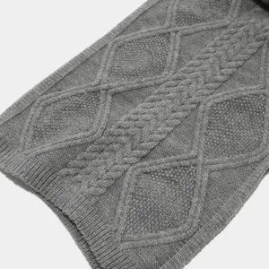 Detalle de tela de punto de ochos gris primer plano, accesorio de invierno cálido.
