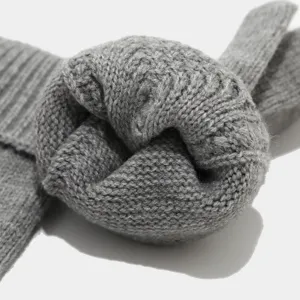 Primer plano detallado de bufanda de punto gris con textura suave y diseño de invierno.