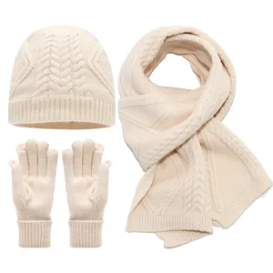 Conjunto de gorro bufanda y guantes de punto de ochos de invierno, cálido y liso hoy.
