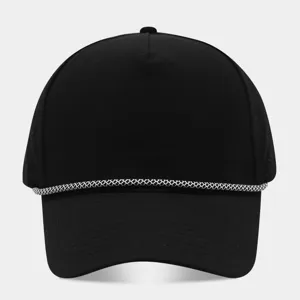 Primer plano de gorra de beisbol negra de malla con cuerda decorativa, sombrero de verano.