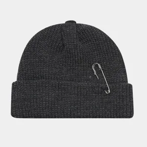 Donkergrijze gebreide muts met stijlvol metalen veiligheidsspeld detail voor de winter.