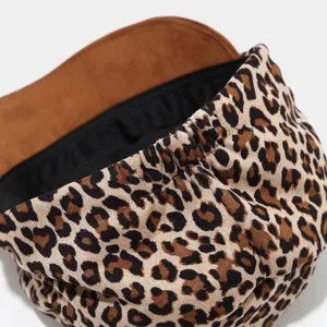 Primer plano del detalle de gorra plisada con estampado de leopardo retro, visera de ante marrón.