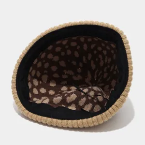 Primo piano della fodera leopardata e del bordo a coste kaki di questo berretto docker alla moda.