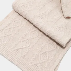 Primer plano de la textura bufanda punto beige trenzado, detalle invierno cálido.