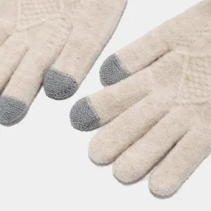Primer plano detallado de guantes de invierno táctiles de punto en beige con trenzas.