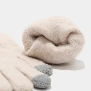 Detalle de guantes táctiles de punto, cálidos guantes de invierno con puntas de los dedos grises.