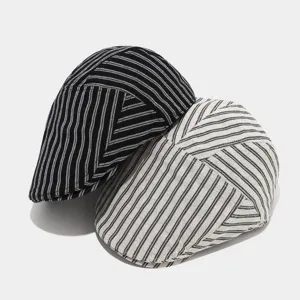 Vue détaillée des casquettes plates rayées présentant une texture de tissu fine et un style rétro.