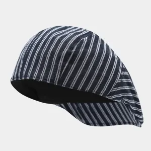 Vue détaillée de la casquette plate rétro rayée, arborant un design classique pour un look urbain.