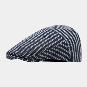 Vue détaillée de la casquette plate rayée rétro, montrant la texture fine et les coutures.