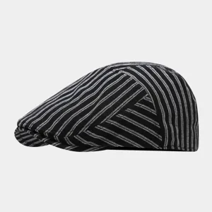 Vue de détail de la casquette plate rayée noir et blanc rétro chapeau béret décontracté.