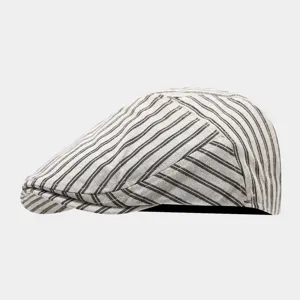 Gros plan détaillé de la casquette plate vintage à rayures avec une texture fine et des coutures.