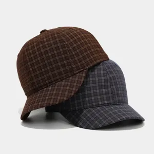 Gedetailleerd overzicht van vintage geruite korte pet, getextureerde stof en nette stiksels.