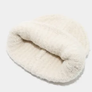 Primer plano del gorro de invierno de punto mullido crudo detalle textura material cálido