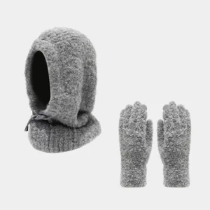 Set di cappuccio balaclava in maglia grigia e guanti abbinati, attrezzatura invernale.