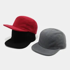 Detailansicht der Winter-Fleece-5-Panel-Mütze, die weiche Textur und Farben zeigt.