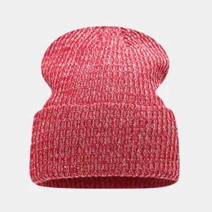 Detalle gorro de punto rojo blanco, gorro lana invierno cálido, boina casual pareja