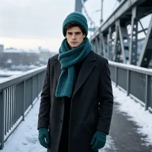 Vista detallada del conjunto de gorro bufanda y guantes de invierno de punto en color verde azulado.