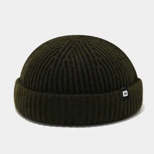 Dunkelgrüne Strickmütze Detailaufnahme, Rippmuster Umschlag mit kleinem M-Label.