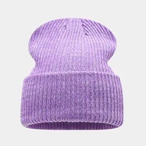 Primer plano del gorro de punto acanalado morado que muestra una textura suave y cálida.