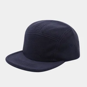 Dunkelblaue Fleece 5-Panel Kappe Detail, gemütliche Winter Flat Brim Mütze für Outdoor.