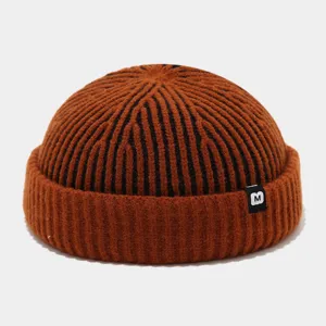 Braunschwarze gestreifte Strick-Docker-Kappe, Rollrand-Watch-Beanie-Mütze für Winter.