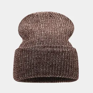 Vista detallada del gorro de punto mezclado de invierno, con textura de lana cálida.