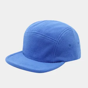 Detailansicht der blauen Fleece 5-Panel flache Krempe Mütze, warme Winter Casual Streetwear Kappe.