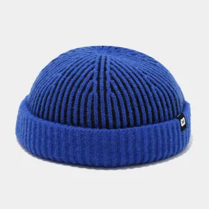 Nahaufnahme der blau-schwarz gestreiften Strick-Miki-Mütze mit Umschlag und kleinem M-Label.