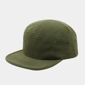 Nahaufnahme des olivgrünen Fleece 5-Panel Flat Brim Cap Materials und der Nähte.