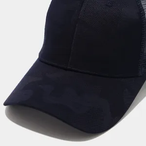 Λεπτομέλεια διαπνέοντος καπέλου trucker παραλλαγής με υφασμάτινο μπροστινό πάνελ και δίχτυ.