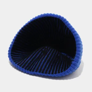 Nahaufnahme der blau-schwarz gestreiften Strickmütze von innen, weiche Materialstruktur.