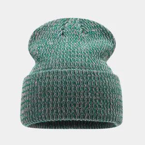 Vista de cerca detallada del gorro de invierno de punto jaspeado verde y rosa texturizado.