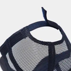 Λεπτομέρεια της πίσω πλευράς με διαπνέον δίχτυ και ρυθμιζόμενο λουράκι velcro σε μπλε καπέλο.