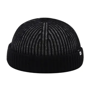 Schwarze gestreifte Strick-Fischer-Mütze mit M-Logo-Etikett, stylische Rollrand-Wintermütze.