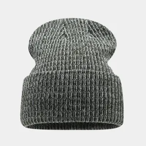 Detalle del gorro de punto de invierno jaspeado, cálido y cómodo gorro para uso diario.